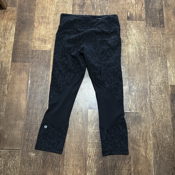 Lululemon cropped black cheetah side pocket leggings - Picture 5 of 5